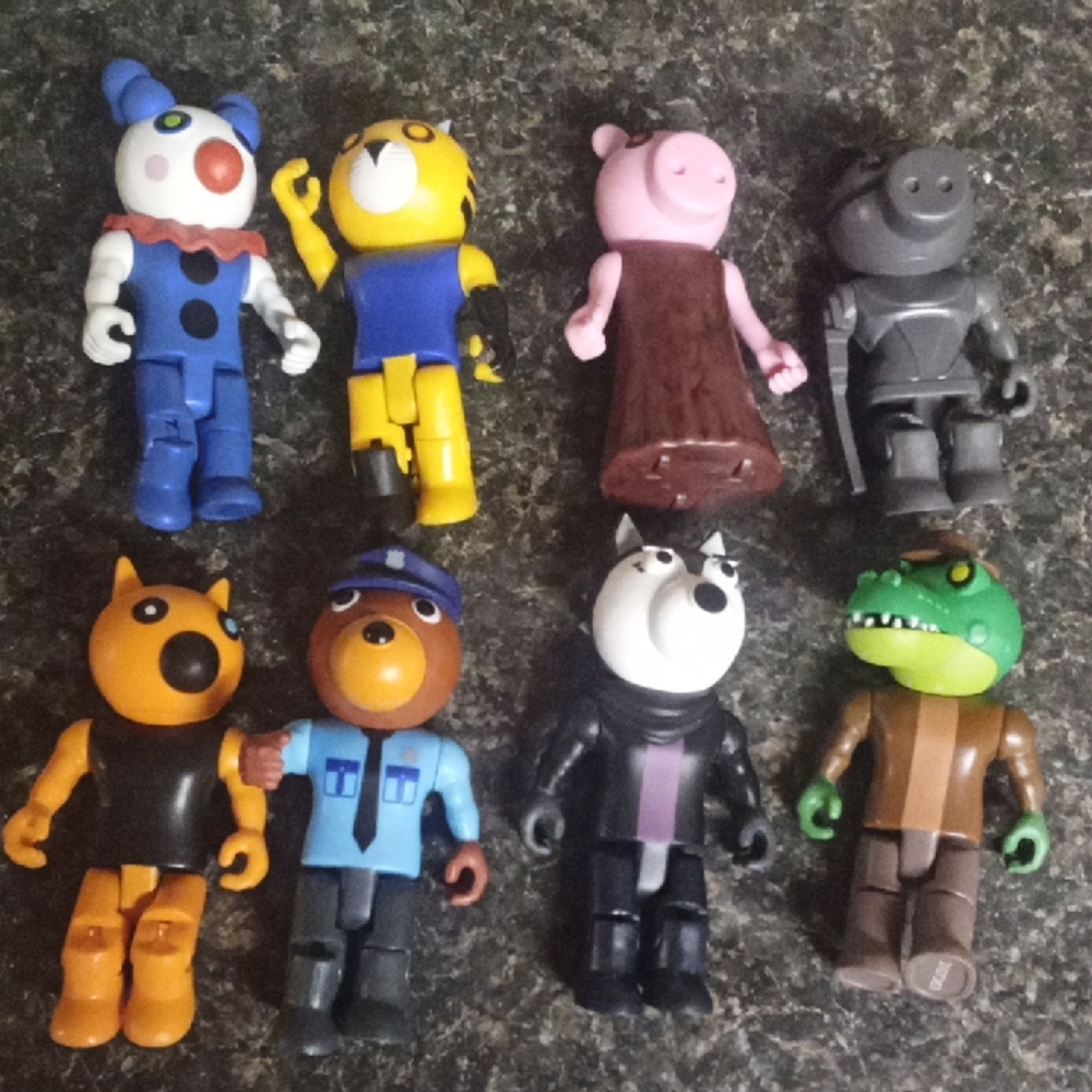 Set Of 8 Piggy Collectable Action Figures